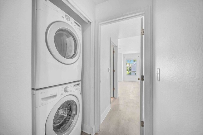 Building Photo - 2 Bedroom and 2.5 Bathroom Townhouse