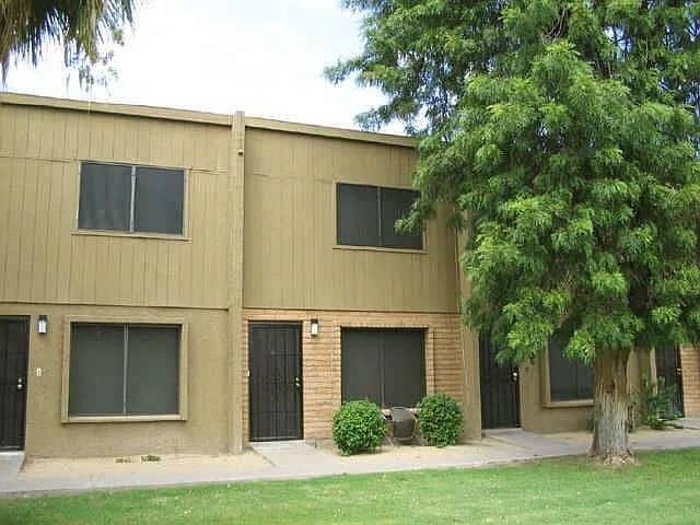 Building Photo - 2 Bed / 1.5 Bath Townhome | Fireplace | Private Yard | Walk-In Closets