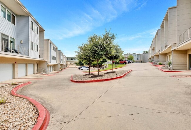 Building Photo - 604 N Bluff Dr