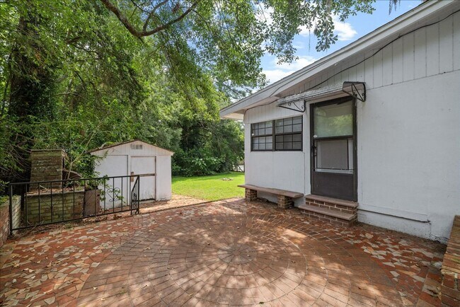 Building Photo - 103 S Chapel Dr