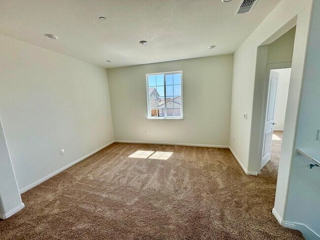 Building Photo - 1570 Pinchot Dr