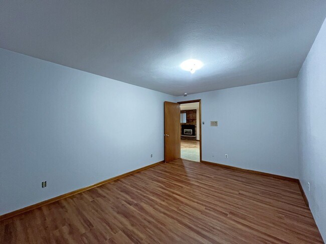 Building Photo - Rental ranch rambler - 3 bed, 2.5 bath, 2 ...