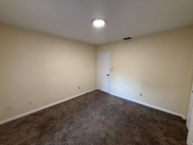 Building Photo - Comfortable SW Gainesville Home with Large...