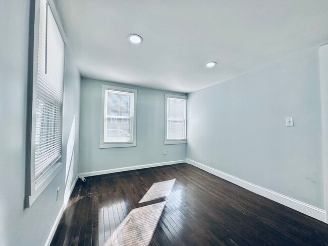 Building Photo - 10 Kensington St