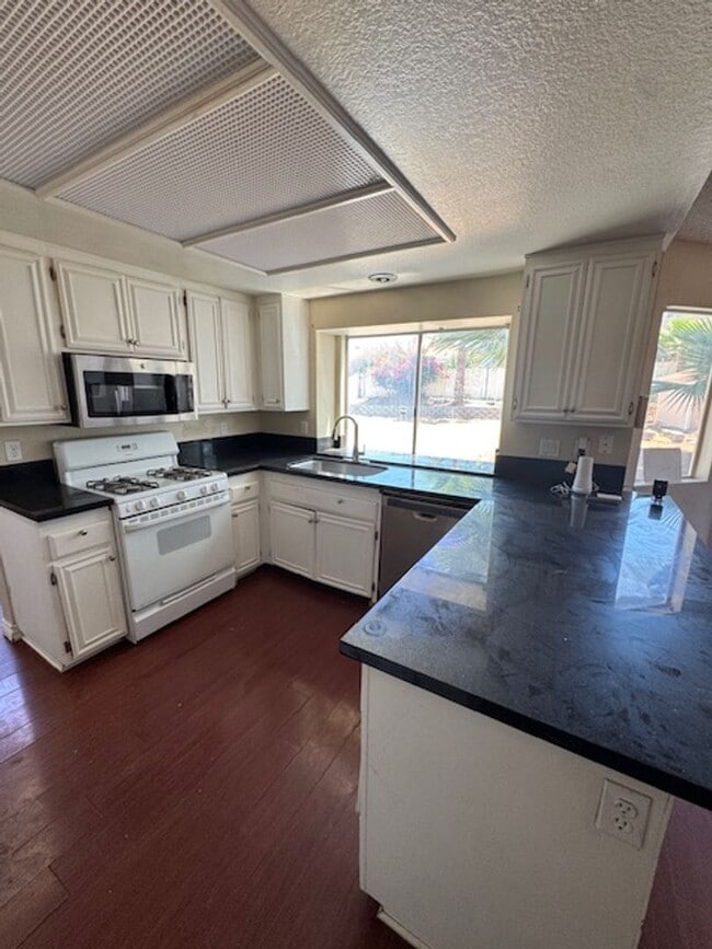 Building Photo - Home in the heart of Lake Elsinore