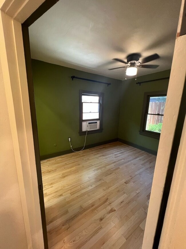 Building Photo - Walk to Campus From This Cute 2 Bedroom Back House