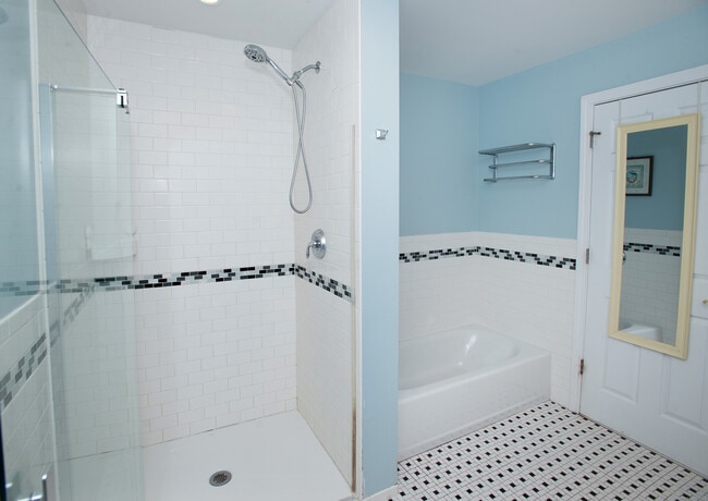 Building Photo - 180 Peaceable Ridge Rd