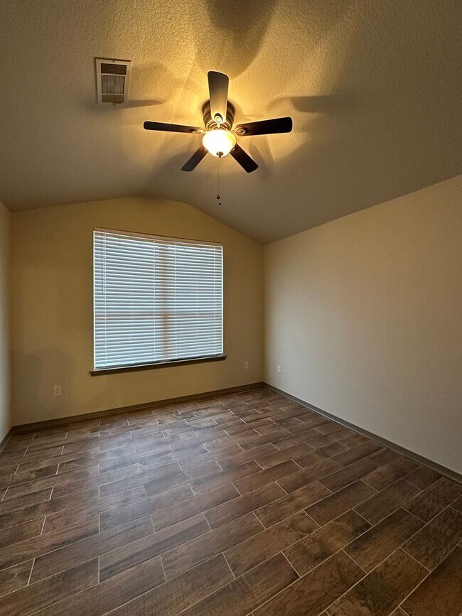 Building Photo - $2,200.00 Move-in-Special