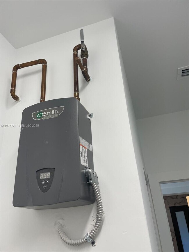 Building Photo - 675 N Romero St