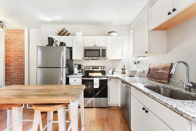 Building Photo - Completely remodeled 2 bedroom/office in Lawrenceville