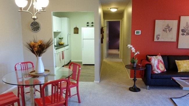 Building Photo - Forest Glen