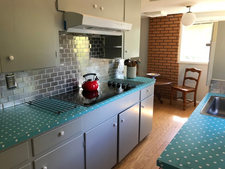 kitchen stove - 2176 Agate St