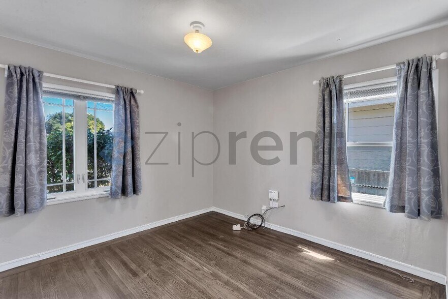 Building Photo - Unit N/A