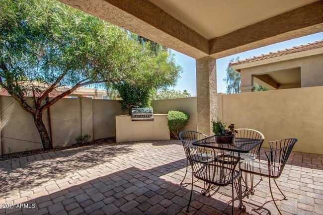 Building Photo - 934 E Madeline Dr