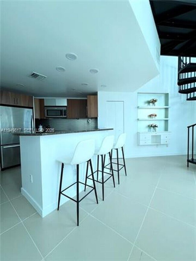 Building Photo - 300 S Biscayne Blvd