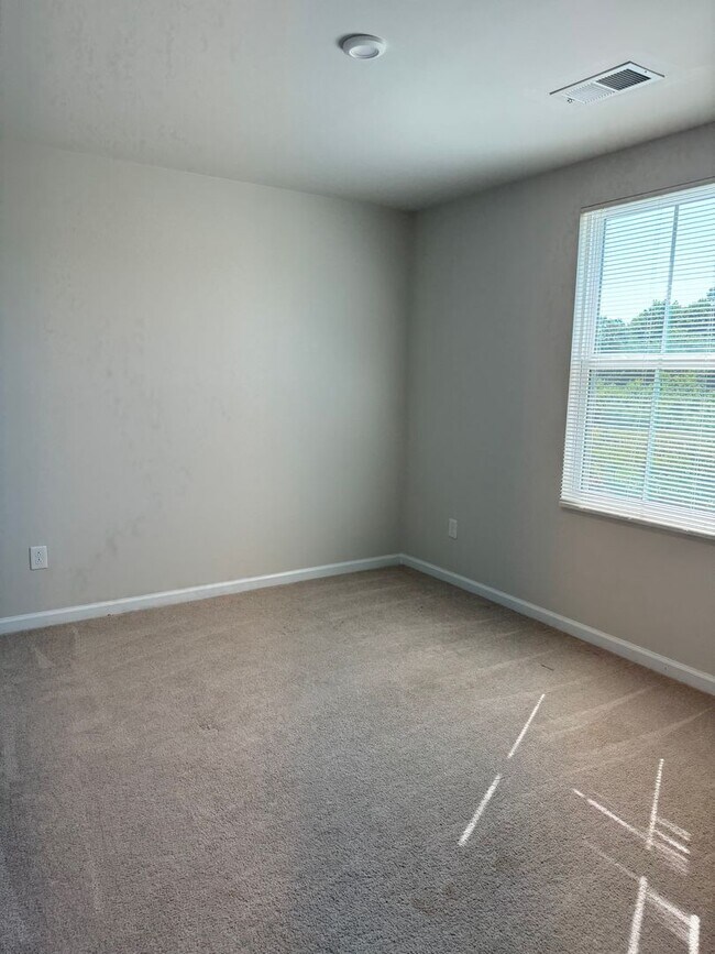 Building Photo - Price & Location!