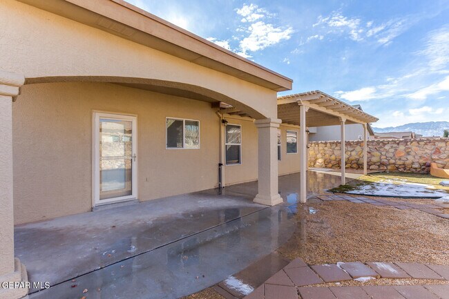 Building Photo - 5819 Redstone Rim Dr