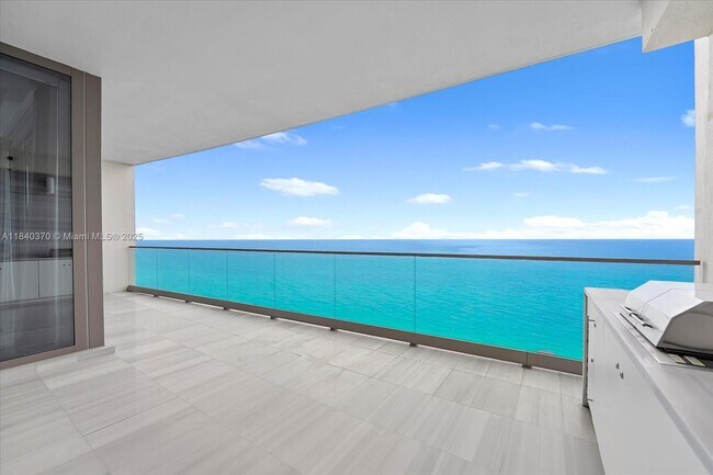 Building Photo - 17901 Collins Ave