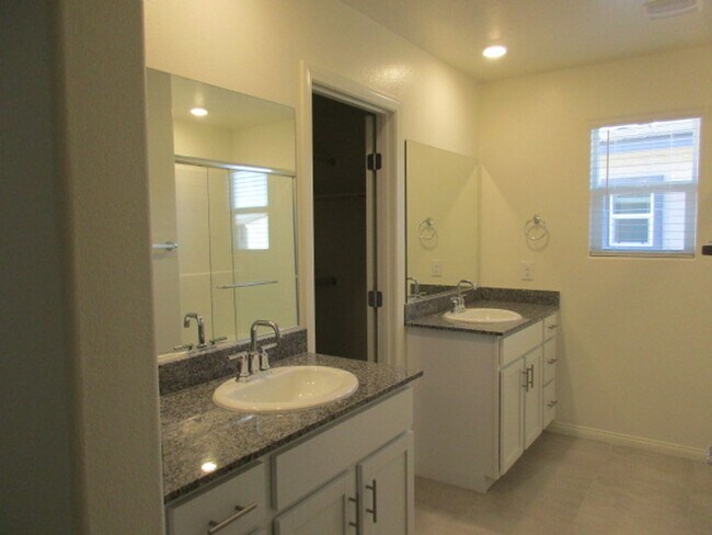 Building Photo - 420 Canary Song Dr