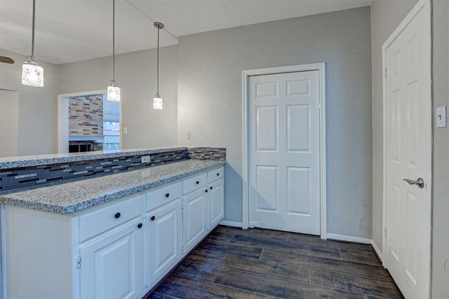 Building Photo - 3422 Mesquite Dr