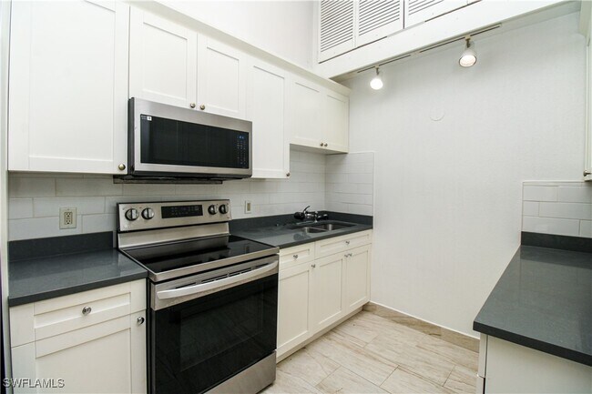 Building Photo - 826 Wiggins Pass Rd