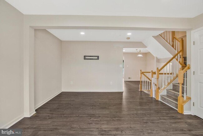Building Photo - 7641 Fairbrook Rd
