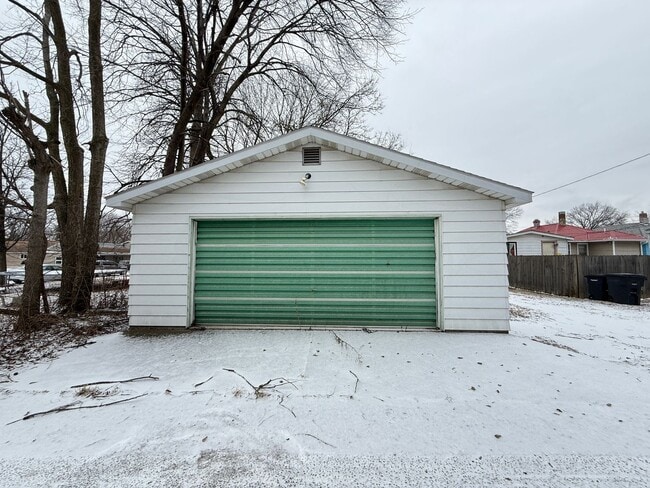 Building Photo - HOUSE...LARGE 3 Bedroom 2 Bath