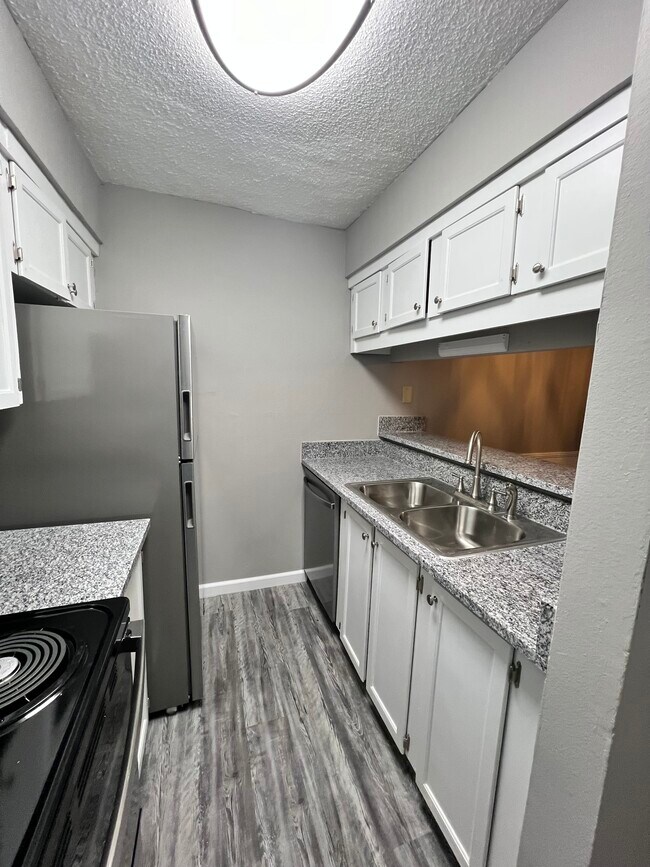 Building Photo - 813 Red Bird Ln