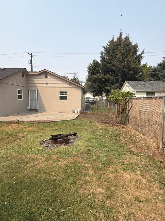 Building Photo - Freshly remodeled 3br 1ba, garage, LVP Flooring throughout.