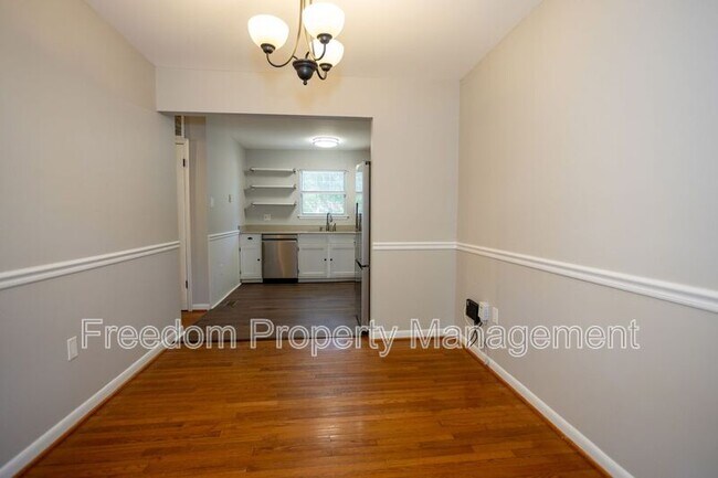 Building Photo - 5685 Roundtree Dr