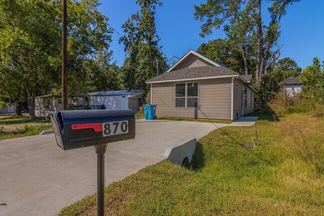 Building Photo - 870 Omeara