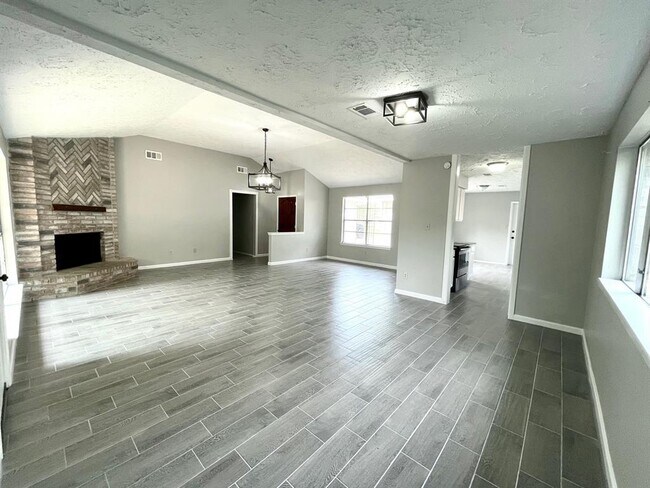 Building Photo - 10310 Oak Acres Dr