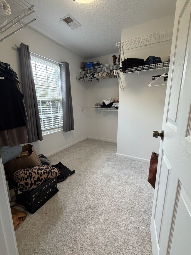 Building Photo - 253 Riverrun Dr