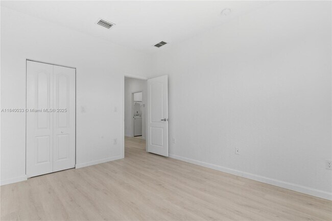 Building Photo - 3956 NE 11th Dr