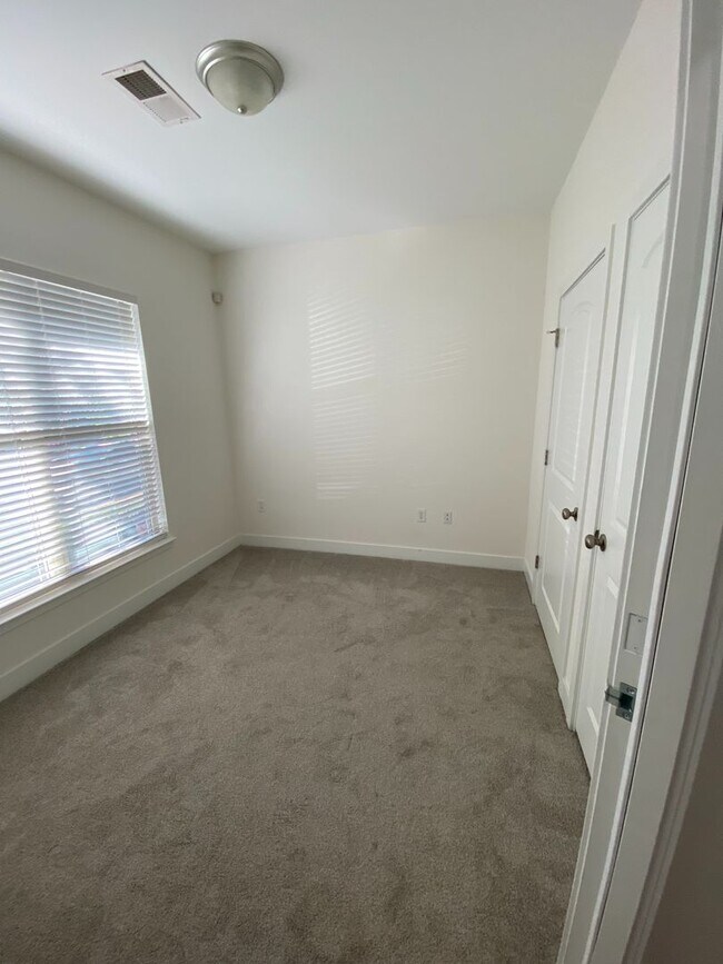 Building Photo - Room in 3 Bedroom Townhome at Seigle Point Dr
