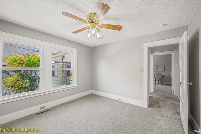 Building Photo - Charming Bungalow in Overlook neighborhood...