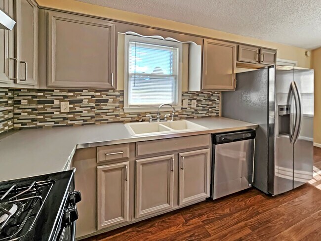 Building Photo - Charming 3 Bed, 2 Bath Home in Douglasvill...