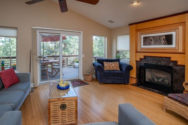 Building Photo - River's Edge Golf Course, Upscale Unit on ...