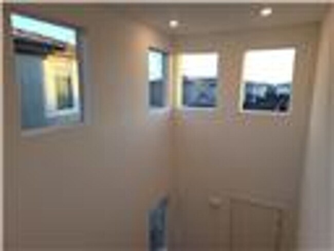 Building Photo - Beautiful 4 bedroom House