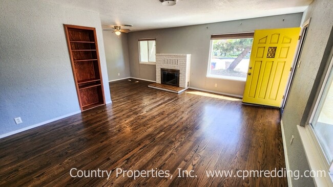 Building Photo - Garden Tract 3-Bedroom House with Hardwood...