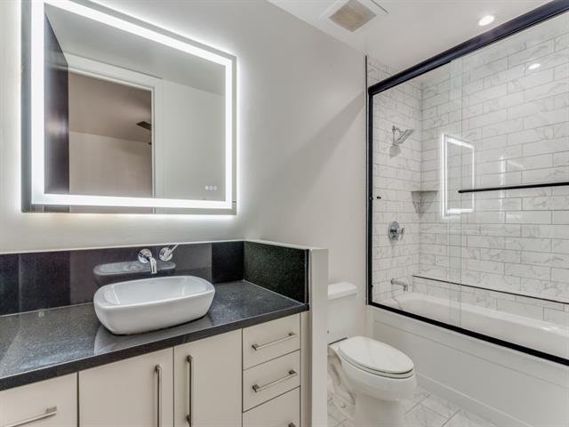 Building Photo - 2600 W 7th St