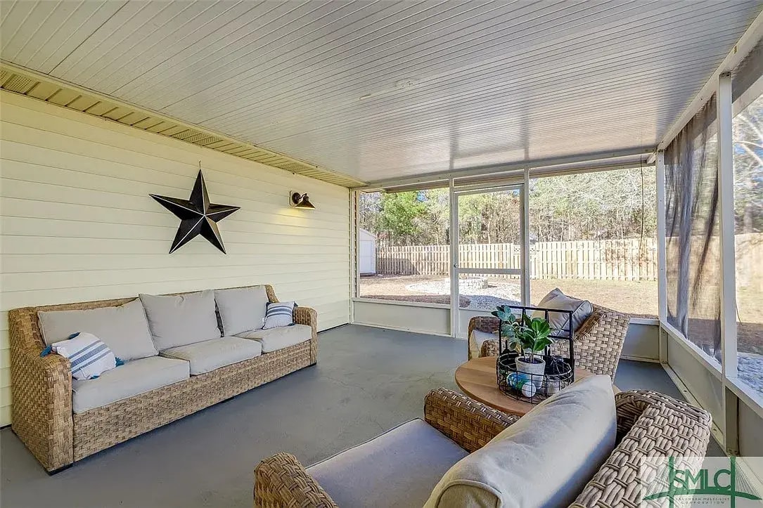 Building Photo - 165 Village Lake Dr