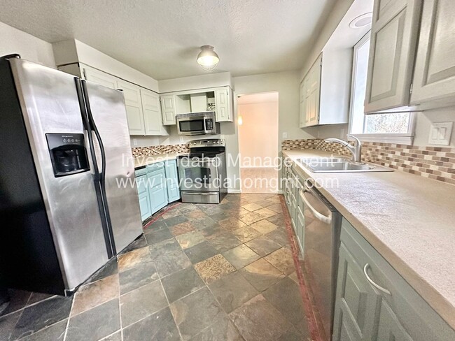 Building Photo - 3 bed 2.5 bath home  - Close to Boise foot...