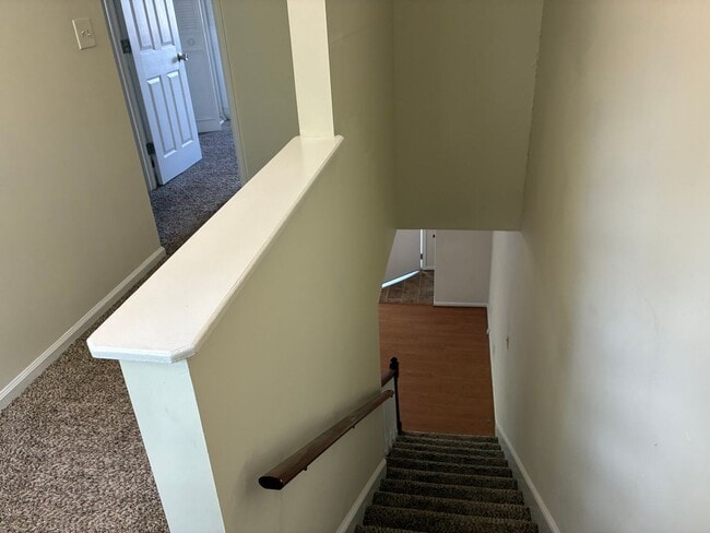 Building Photo - 3 Bed 1.5 Bath Townhouse Near Peaks View Park