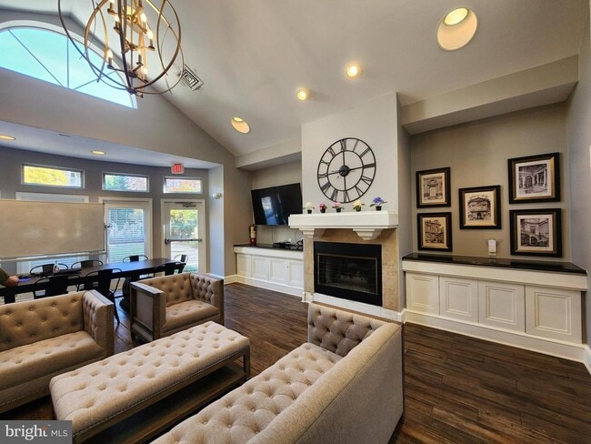 Building Photo - 2204 Westcourt Ln