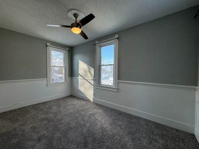 Building Photo - 3 bedroom 2 full bath home for rent Call T...