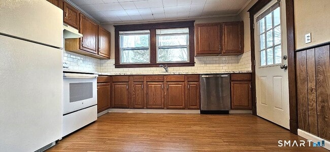 Building Photo - 49 Bingham St