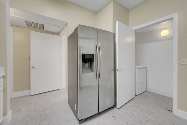 Building Photo - Henderson 2 Bedroom Condo