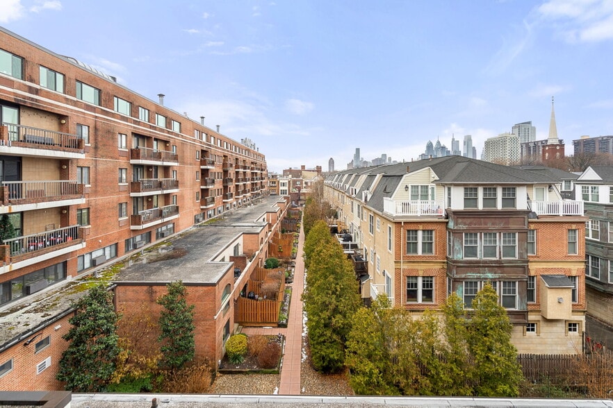 Building Photo - 200 Lombard St