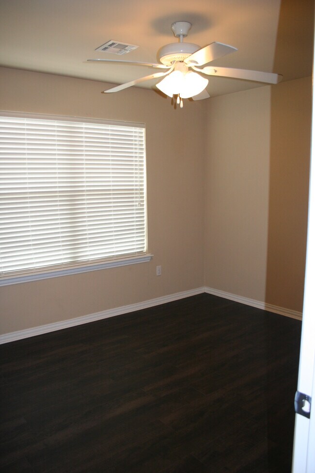 Building Photo - 307 Sage Ct